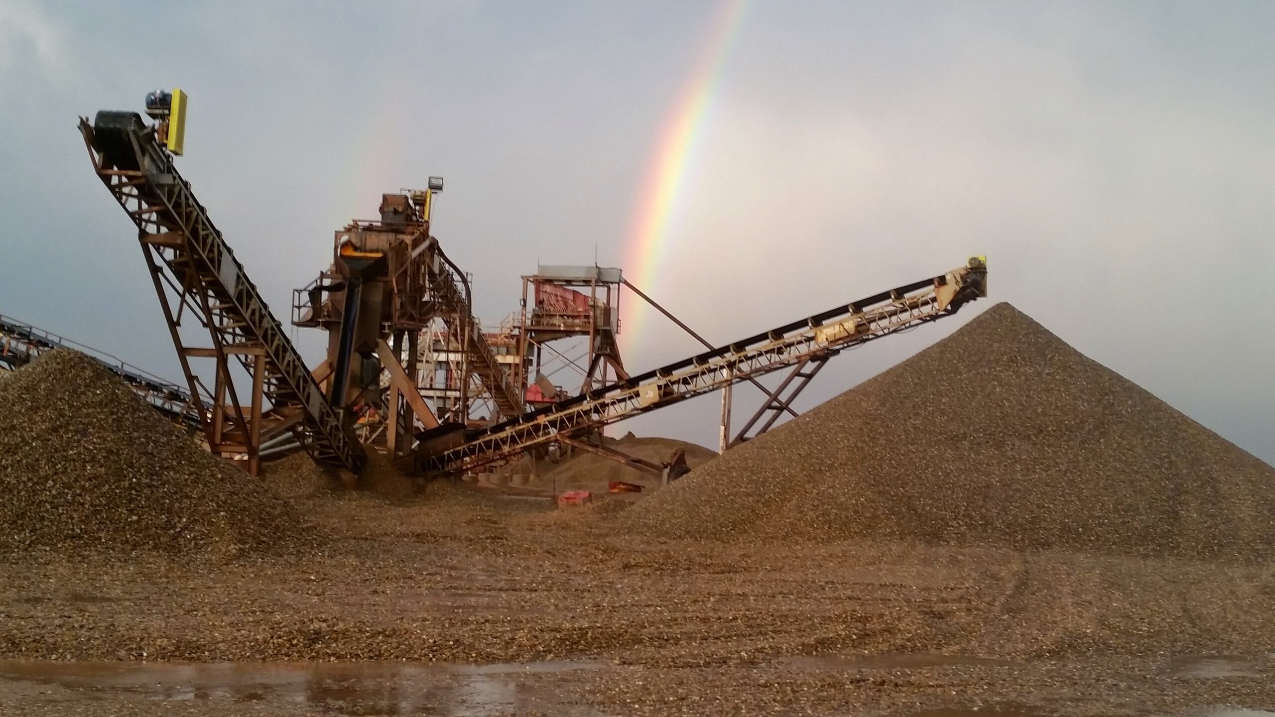 Portable screen plant and aggregate stockpile at a pit