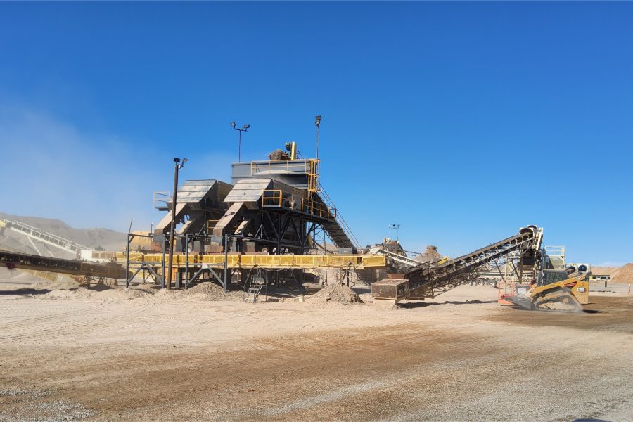 Portable screen plant operating at a sand and gravel pit