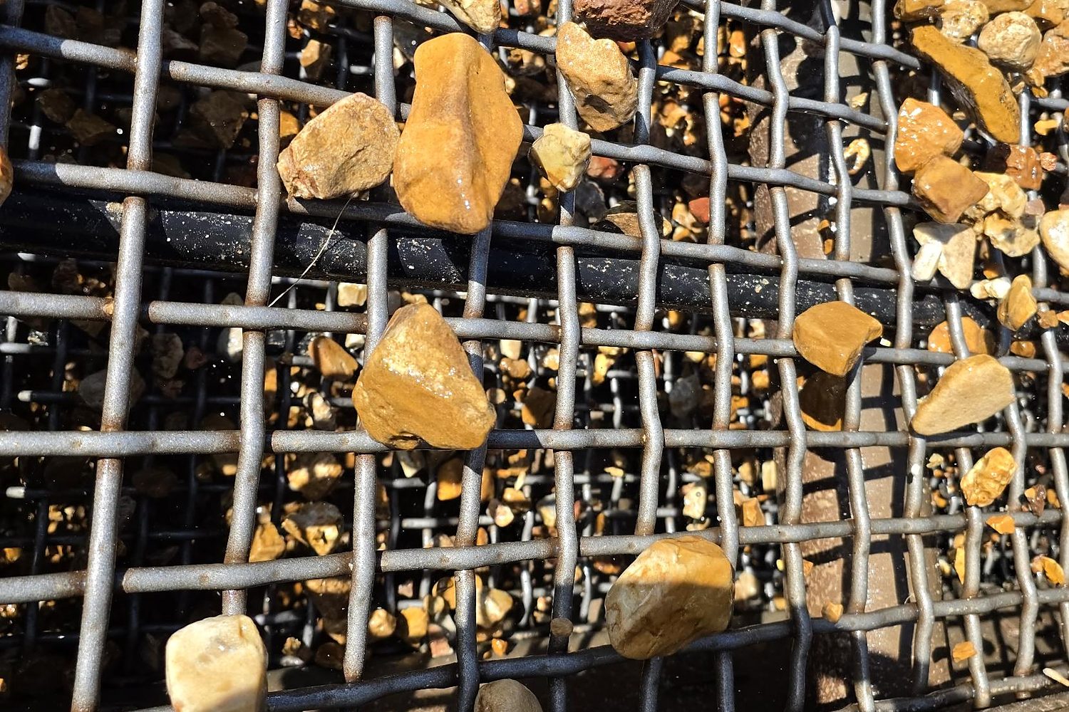 Washed chert gravel on a screen deck during sizing